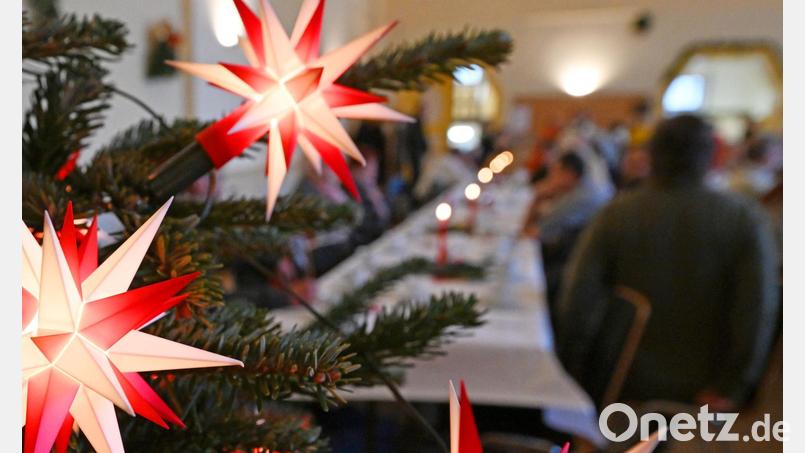 Gute Gespräche, weihnachtliche Stimmung und festliches Essen: Rund 100 Menschen werden gemeinsam das Weihnachtsfest für Alleinstehende in Weiden feiern. Symbolbild: Martin Schutt/dpa