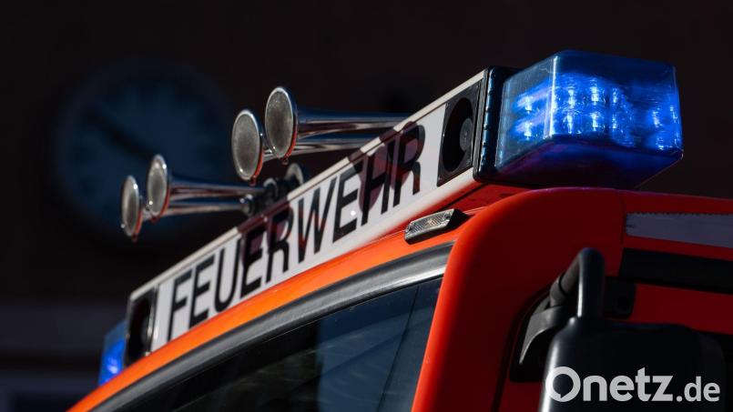 Ein Blaulicht auf einem Einsatzfahrzeug der Feuerwehr. In Schnaittenbach kam es am Abend des Neujahrstags zu einem großen Feuerwehreinsatz wegen eines Wohnhausbrands. Symbolbild: Marijan Murat/dpa