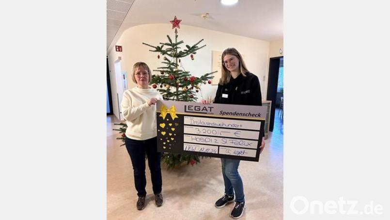 Clarissa Legat (rechts) übergibt einen Scheck mit 3.200 Euro an die Leitung des Hospiz Sankt Felix, Susanne Wagner. Bild: Tobias Zimmermann
