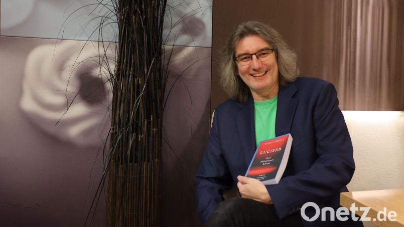 Als Autor nennt sich Dr. Martin Fiedler &quot;Marco Cornelli&quot;. Der Sprachwissenschaftler mit Wurzeln in Tirschenreuth präsentiert damit sein Erstlingswerk, einen München-Krimi, der ihm bestens gelungen ist. Kein Wunder, Martin Fiedlers Leidenschaften privat wie beruflich sind die Sprache und das Wort. Bild: Kirsten Seitz/exb