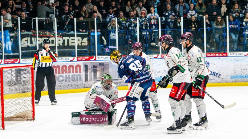 Tyler Ward allein vor dem stark aufspielenden Gäste-Goalie Oskar Autio. Am Ende belohnten sich die Devils nicht mehr für ein starkes Schlussdrittel und mussten sich mit 2:3 geschlagen geben. Bild: Elke Englmaier