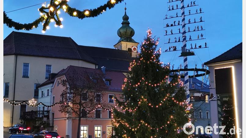 Der Marktplatz von Oberviechtach lässt die Vorfreude auf Weihnachten leuchten. Bild: Portner