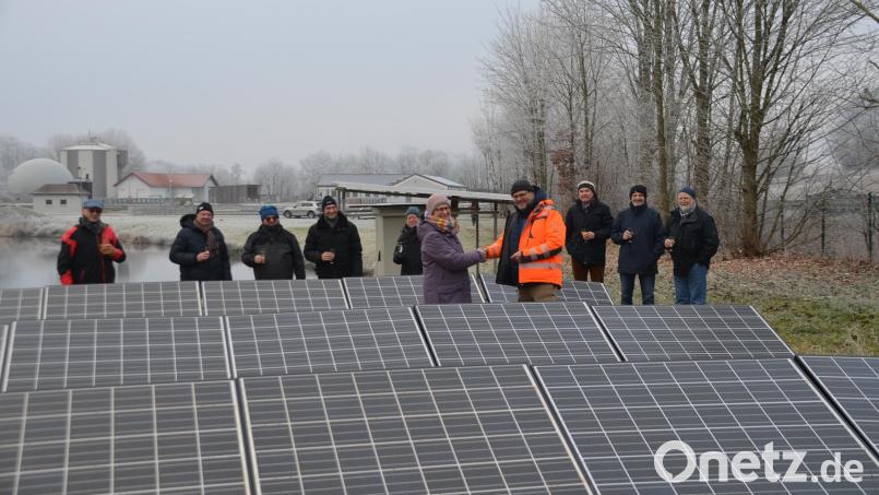KEM-Solar-Geschäftsführerin Heidrun Schelzke-Deubzer übergibt die Schlüssel der PV-Anlage an den Betriebsleiter der Kemnather Kläranlage Martin Zenker. Bild: ak