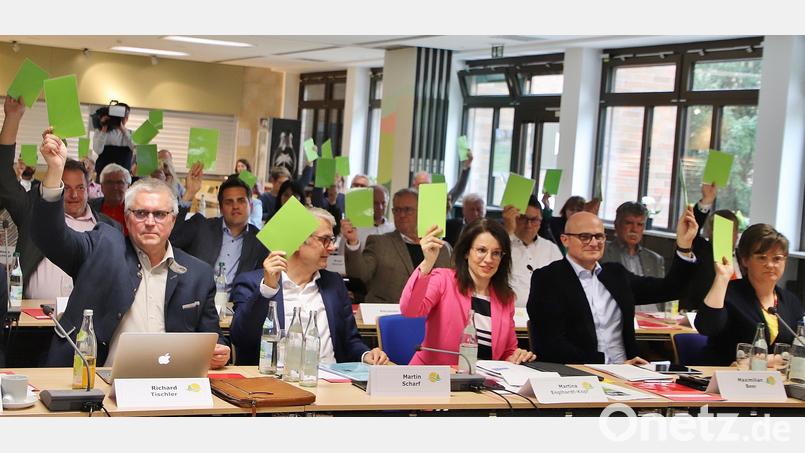 Die Abstimmung im Kreistag Schwandorf über den neuen Jahresetat des Landkreises brachte das erwartete Ergebnis: Die Mehrheit von CSU und FW schaffte den umstrittenen Etatentwurf über die Hürde. Bild: Thomas Dobler