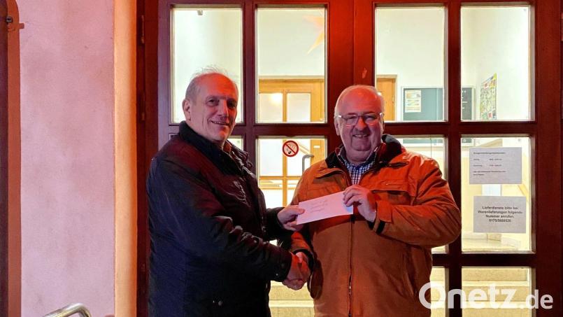 Eine Spende in Höhe von 2000 Euro überreichte Bürgermeister Werner Prucker (links) dem Vorsitzenden der Kinderkrebshilfe Oberpfalz Nord, Herbert Putzer. Bild: exb