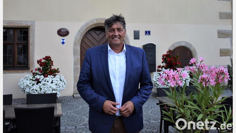 Edgar Knobloch vor dem Grafenwöhrer Rathaus. Bild: rgr