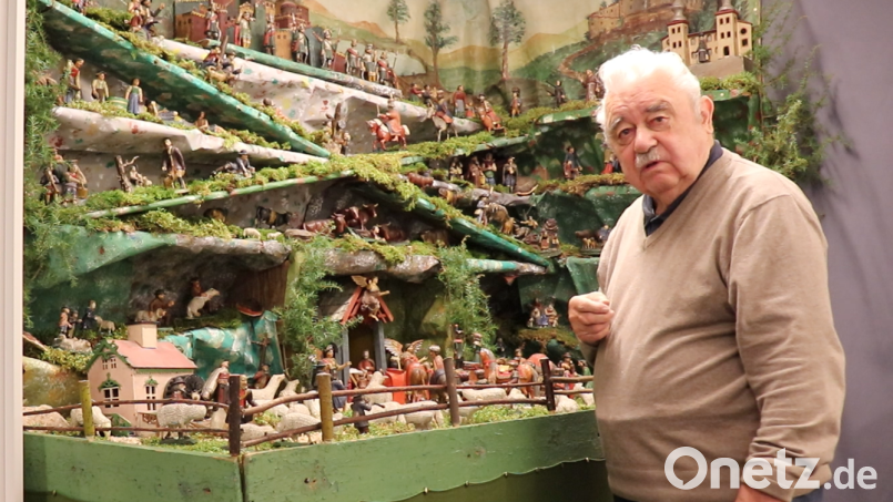 Hans Stingl, Enkel von Friedrich Stingl, hat die Krippe seines Großvaters selbst mit aufgebaut. Bild: Jutta Bauernfeind/exb