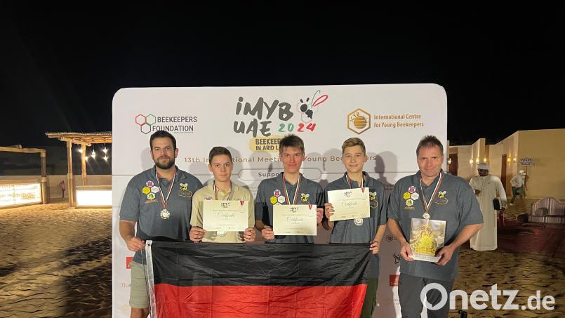 Freude über den Vize-Titel bei der Weltmeisterschaft der Jungimker in Dubai bei (von links) Betreuer Stefan Hubmann, Lucas Brütting, Jannik Bohmann, Joshua Pfadenhauer und Betreuer Matthias Bohmann. Bild: Bohmann