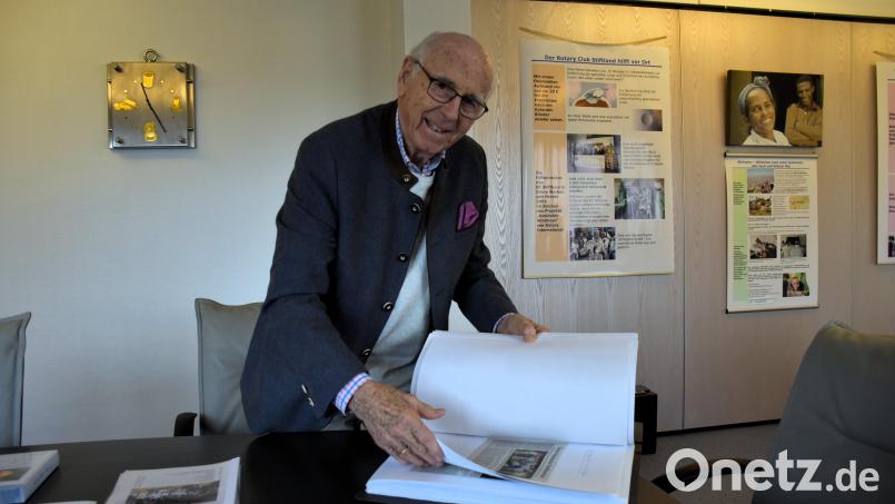 Der 85-jährige Klaus Kupke ist nicht nur Gründungsmitglied im Rotary Club Stiftland. Er ist der &quot;Hüter&quot; aller Ereignisse, die seither im Club stattgefunden haben. Ein ansehnlicher Aktenordner ist der Beweis, dass das soziale Engagement der Rotarier in den vergangenen 30 Jahren seit der Gründung nie nachgelassen hat. Bild: ubb
