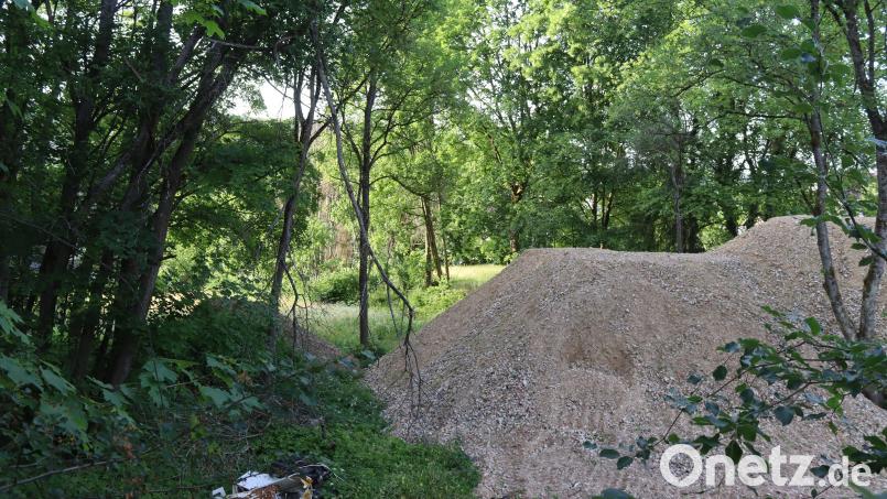 Blick von der Bahnhofstraße in Richtung Breslauer Weg: Während im Vordergrund ein Ersatzbau für das abgerissene Rösch-Hauses beschlossene Sache ist, soll auch dahinter ein Baugebiet ausgewiesen werden. Bild: mfh