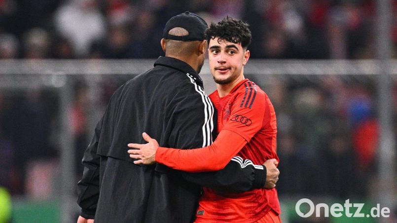 Wieder voll einsatzfähig: Bayerns Aleksandar Pavlovic (r), der von Trainer Kompany eine hohe Meinung hat. Bild: Tom Weller/dpa