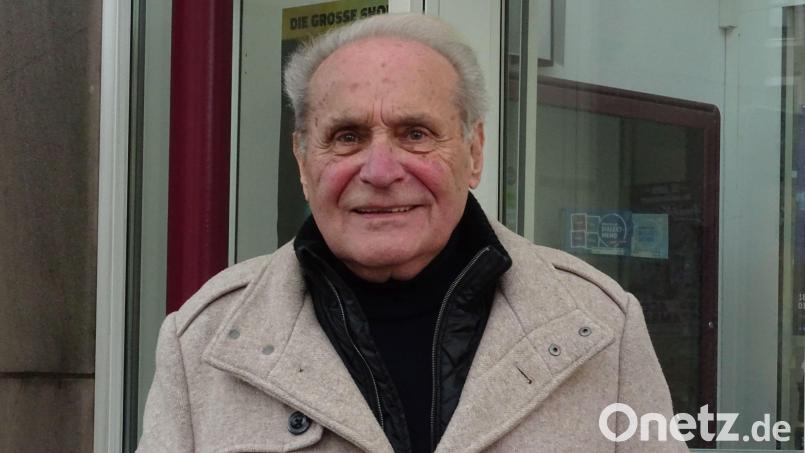 Zum 80. Geburtstag ein Besuch in der Redaktion: Klaus Högl vor dem Eingang zur Amberger Zeitung, für die er 40 Jahre lang als Reporter gearbeitet hat. Bild: Houschka