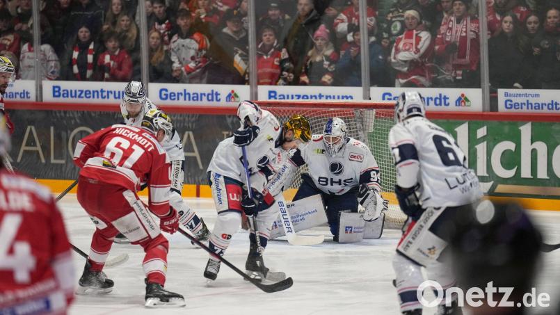 Goalie Marco Wölfl Mitte hinten) wurde sieben Mal bezwungen. Die Blue Devils verloren am Freitag in Bad Nauheim mit 3:7. Bild: A. Chuc