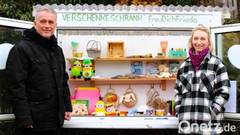 Hermann Böhm (links) und Regina Schatz, Beauftragte der Gemeinde Poppenricht für Jugend und Senioren, Renten- und Sozialangelegenheiten, Kindertagesstätten und Schule, vor dem Verschenkeschrank. Bild: Regina Schatz
