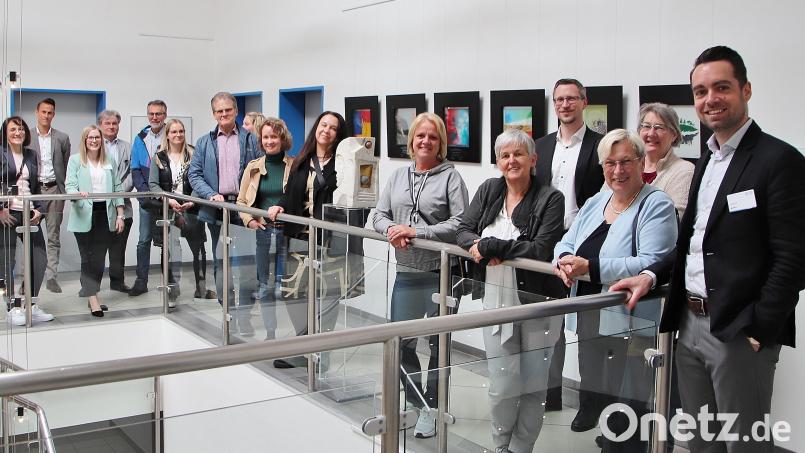 EMZ-Personalleiter Markus Block (rechts) und eine Delegation des Lokalen Bündnisses für Familien im Landkreis Schwandorf während des Betriebsbesuchs bei der Firma EMZ-Hanauer in Nabburg. Bild: Thomas Dobler