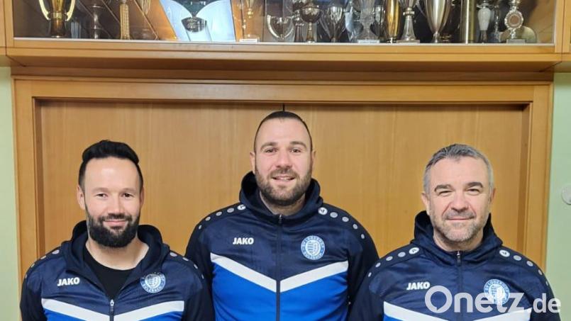 Metin Türksever (rechts), Oktay Türksever (mitte) und Oliver Harsch-Hausmann bilden in der nächsten Saison das Trainerteam des SV Loderhof. Bild: Joachim Bender