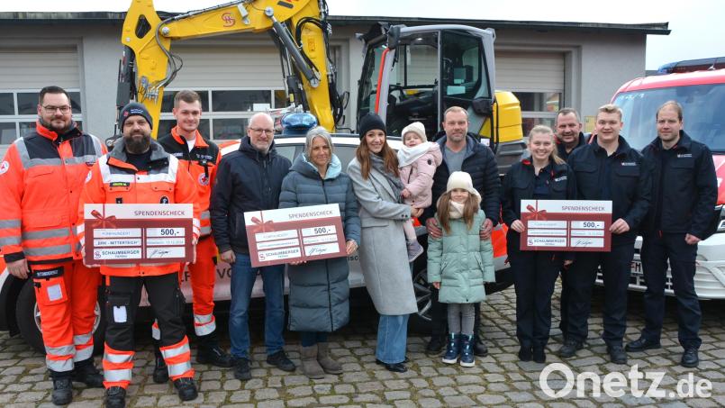 Die Schecks wurden auf dem Bauhof der Firma Schaumberger übergeben. Bild: jr