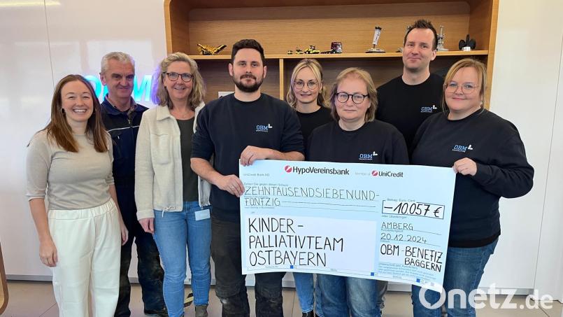 Beim OBM-Benefizbaggern kam heuer eine hohe Spendensumme zusammen. Darüber freute sich das OBM-Team und die Empfänger vom Kinderpalliativteam Ostbayern. Bild: OBM Baumaschinen GmbH
