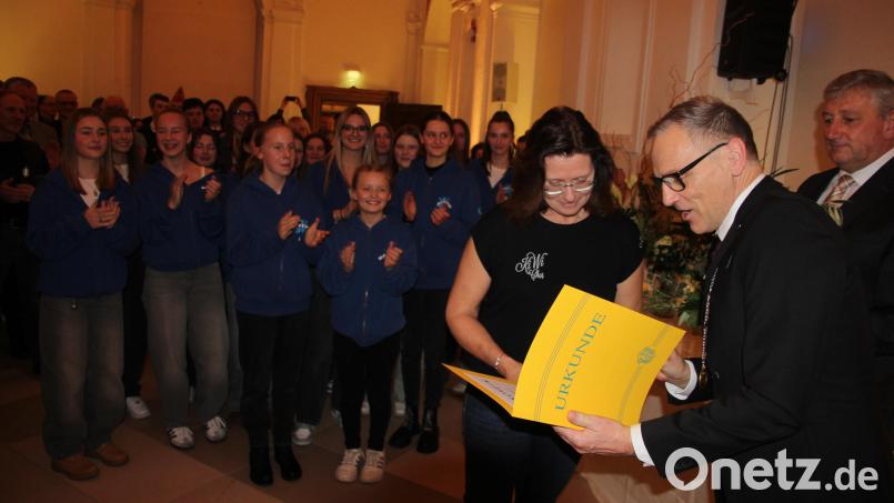 Die Tanzgruppe der Mädchenrealschule mit ihrer Trainerin Martina Kick-Wittmann bei der Ehrung durch Bürgermeister Bernd Sommer. Bild: kro