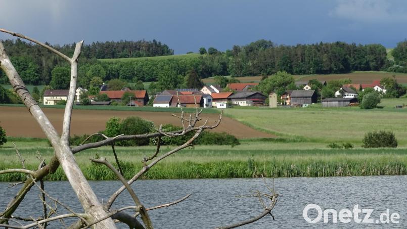 Das Dorf Jeding gehört zu den kleineren Ortsteilen der Gemeinde Fensterbach. Es liegt an der Straße zwischen Wolfring und Högling, hat aktuell 80 Einwohner. Bild: Houschka