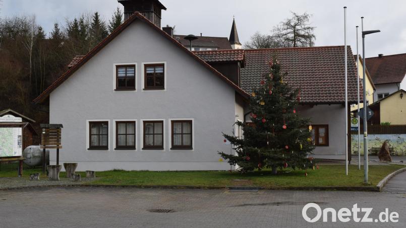 Christbaum vor dem Trausnitzer Gemeindehaus, doch in den Sitzungen des Gemeinderates geht es nicht immer friedlich zu. Die Festlegung der Hebesätze für die Grundsteuer A und B führt zu einer heftigen Auseinandersetzung. Bild: bnr
