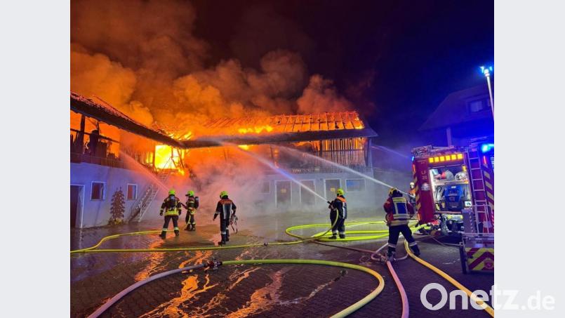 Feuerwehrleute löschen einen hell in Flammen stehenden Rinderstall bei Mittelmühle (Hirschau). Hier war am Sonntag, 1. Dezember, aus bislang ungeklärter Ursache Feuer ausgebrochen. Bild: Kreisbrandinspektion Amberg-Sulzbach