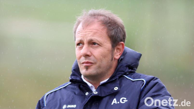 Bereits 2015 trainierte Adi Götz den SV Schwarzhofen. Die Szene zeigt ihn bei einem damaligen Spiel gegen die SpVgg Pfreimd. Archivbild: Armin Eger