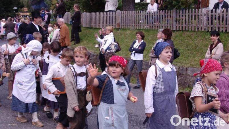 Alle zehn Jahre wird in Kastl das Erntedankfest mit einem historischen Erntedankzug gefeiert, zuletzt 2010. Nächsten September ist es wieder soweit: Wie auf diesem Archivbild soll wieder eine historische Schulklasse mit dabei sein. Archivbild: stg