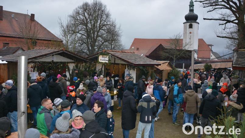 Trotz des phasenweise schlechten Wetters war ganz schön was los auf dem Weihnachtsmarkt in Leonberg. Bild: jr