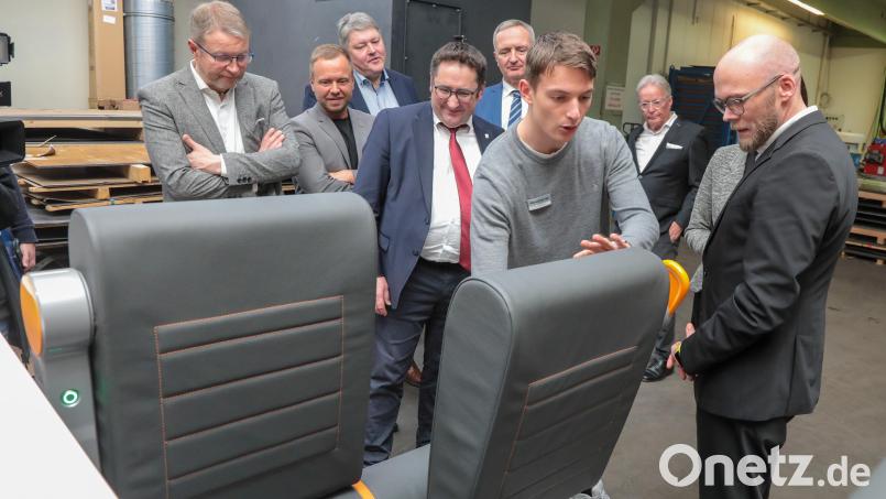 Der &quot;Pendulum Seat&quot; für Kurzstrecken-Schienenfahrzeuge ist eine Entwicklung von Probatec. Digitalminister Fabian Mehring (rechts) und weitere Vertreter der Landespolitik fanden das Projekt, das nun einen Partner für die Serienfertigung braucht, spannend. Bild: Wolfgang Steinbacher