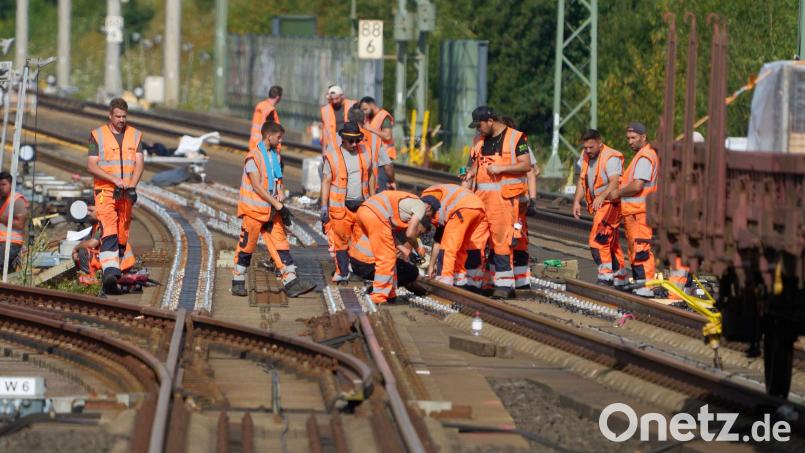 Wegen umfangreicher Gleisarbeiten ist die Strecke der Linie RB 28 zwischen Cham und Lahm von 30. Dezember (8 Uhr) bis 11. Februar (8 Uhr) gesperrt. Der Zugausfall für Reisende im Regionalverkehr wird durch Busse ersetzt. Symbolbild: Thomas Frey/dpa