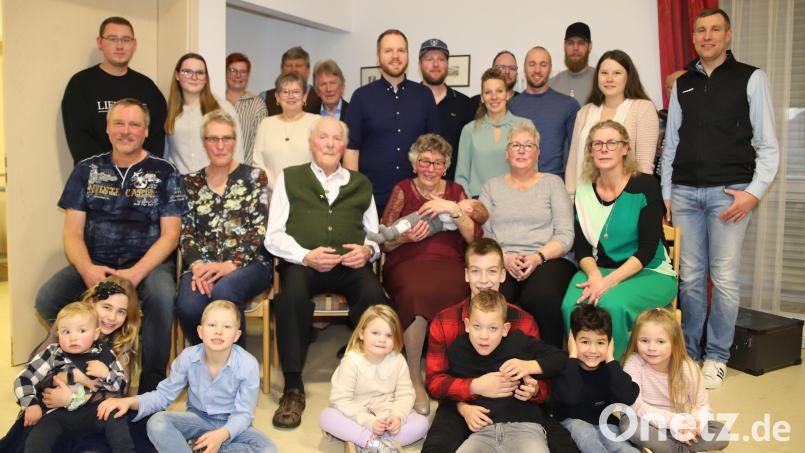 Sitzend, mit ihrem jüngsten Urenkel im Arm, eingerahmt von ihren vier Kindern und Ehemann Alois sowie zusammen mit Familienmitgliedern sowie geladenen Gästen ließ sich Jubilarin Marga Böhm ablichten. Bild: war
