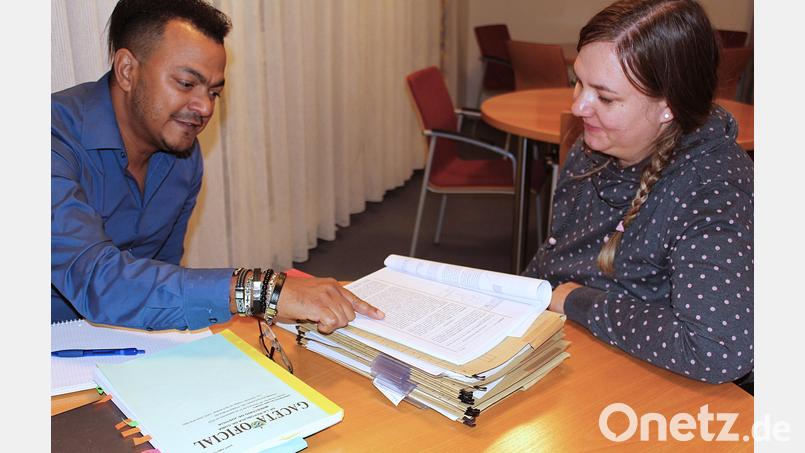 Welches Recht gilt, wenn eine Kubanerin mit einem Deutschen verheiratet ist, das Ehepaar in Kuba lebt, aber er während einer Heimatreise stirbt und Eigentum in Deutschland hinterlässt? In diesen Fällen weiß Bismark La O Serra, wie und wo er die Antworten findet, um Mandanten zu ihrem Recht zu verhelfen. Ehefrau Maike Sperber (rechts) unterstützt ihn, Schriftverkehr zu organisieren. Bild: Dagmar Williamson