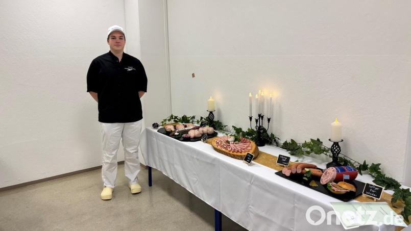 Eine Wurst- und Brotzeitplatte als Mitternachtssnack, gefüllte Entenbrust und ein Hirschfilet im Brätmantel: Das servierte Elias Harzer bei seiner praktischen Prüfung der Jury. Sein köstliches Buffet trug zum Erwerb des Meistertitels bei. Bild: Harzer