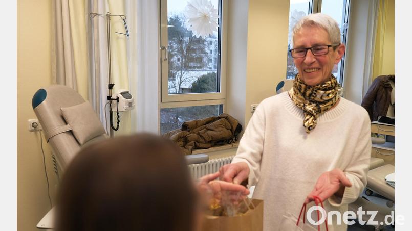 Brigitta Schöner, Vorsitzende des FFGO, überreichte die Geschenktüten an viele Patienten im Klinikum Amberg. Bild: Klinikum/Dietl