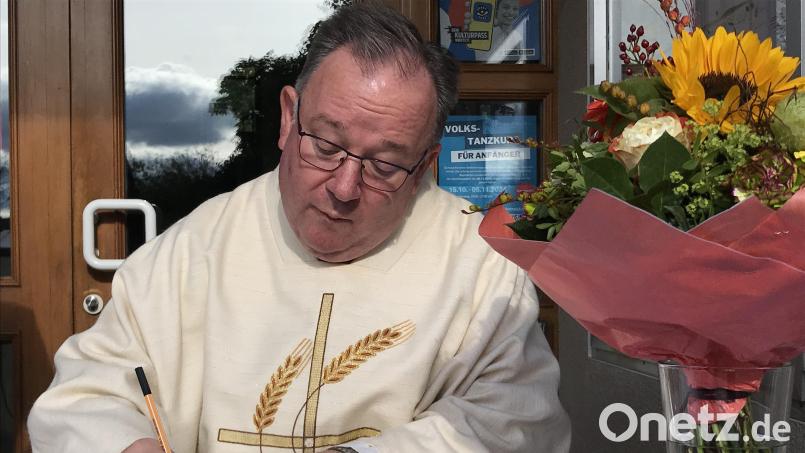 Vor rund 100 Tagen trug sich Hahnbachs neuer Pfarrer ins goldene Buch des Marktes ein. Bild: mma