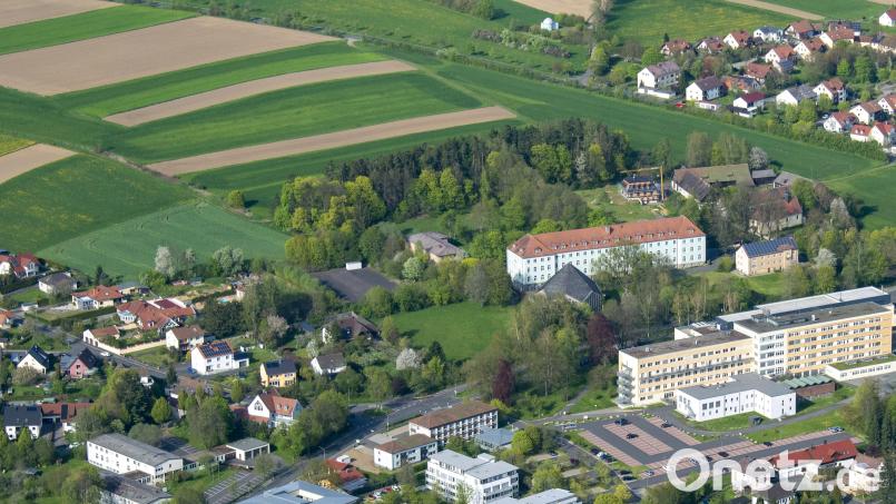 Nördlich von St. Peter soll in Tirschenreuth ein Neubaugebiet entstehen. Auf der Luftaufnahme ist ab dem kleinen Wald in der Bildmitte bis oben links ein Teil davon zu sehen. Archivbild: mür
