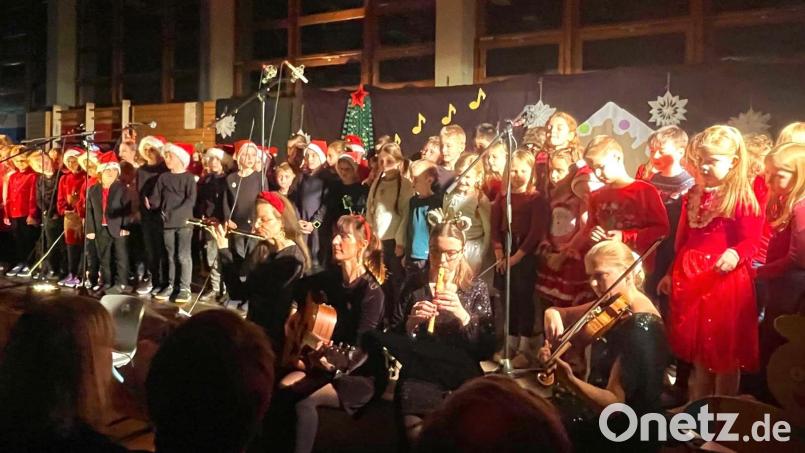 Beim großen Weihnachtskonzert an der Clausnitzerschule in Weiden konnten die Veranstalter 1.500 Euro für den guten Zweck sammeln. Bild: Nadine Hagelstein