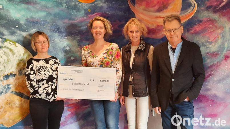 Mit der 6000-Euro-Spende der Firma Kälte Grohmann wird es im Hospiz Sankt Felix möglich sein, Kunsttherapie anzubieten. Hospiz-Leiterin Susanne Wagner (links) hatte diese Idee schon lange im Kopf. Bild: Carmen Marterer