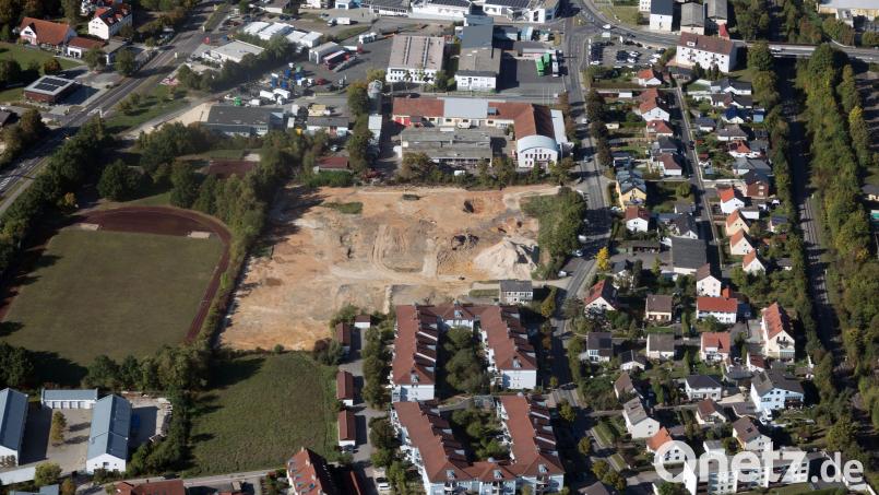 Aus der Luft ist das Gelände &quot;Im Stadtgarten&quot; an der Amberger Straße zwischen Amberg und Kümmersbruck gut zu erkennen. Links neben der Brachfläche ist der ehemalige Bundeswehr-Sportplatz zu sehen, am linken Bildrand die Vilstalstraße, am rechten die Bahnlinie Schwandorf-Amberg. Luftbild: Bernd Georgi