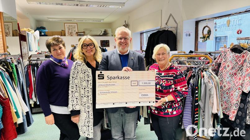 Spendenübergabe beim &quot;Emma&quot; in Schwandorf mit Halina Stryhina, Elke Reinhart, Andreas Feller und Dorothea Seitz-Dobler (von links). Bild: Stefan Jobst/exb