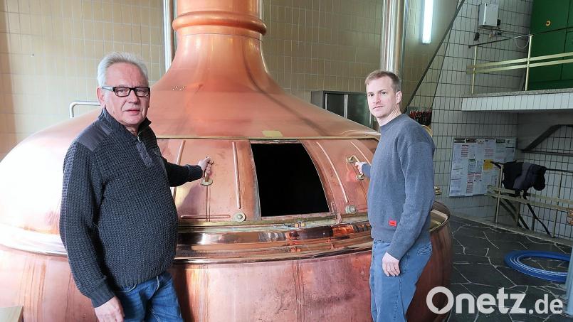 Karlheinz Mohr (links) und Sohn Fabian Kern (rechts) im Sudhaus der Schlossbrauerei Friedenfels. Beide sind überaus zufrieden mit dem ersten Geschäftsjahr. Bild: bsc