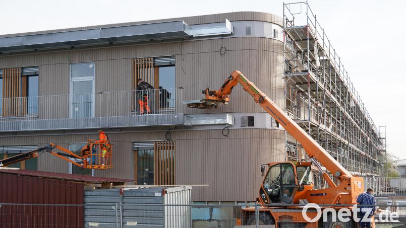 Es geht voran auf der Realschule-Baustelle in Kemnath. Heuer stehen 21 Millionen Euro für das 74-Millionen-Euro-Projekt im Haushalt des Landkreises. Bild: kaz