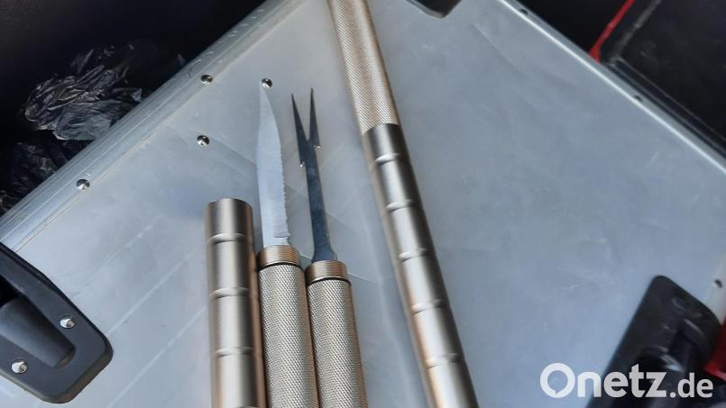 Einen Stockdegen mit brisantem Innenleben stellte die Bundespolizei bei einem Reisenden in Waldsassen sicher. Bild: Bundespolizei Waidhaus