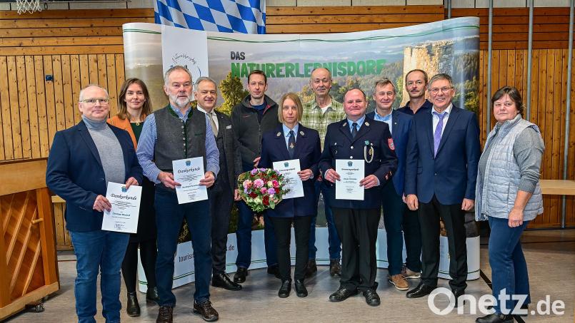 Das vielfältige ehrenamtliche Engagement zahlreicher Bürger prägt das Leben in der Gemeinde Friedenfels. Im Bild die Geehrten mit Dritter Bürgermeisterin Lisa Rauh und Bürgermeister Oskar Schuster (von rechts) sowie der Landtagsabgeordneten von Bündnis 90/Die Grünen, Laura Weber, und Landrat Roland Grillmeier (hinten von links). Bild: sds