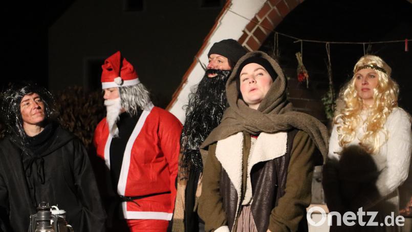 Die Darsteller beim Stück zur Dorfweihnacht in Weißenberg (von links): Anja Rösel, Stefanie Riedl, Veronika Radl, Laura Rösel und Verena Gradl. Bild: gru