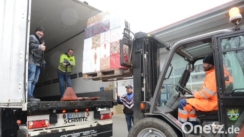 Die Hilfsbereitschaft der Bürger aus Pleystein ist groß. So setzt sich am zweiten Weihnachtsfeiertag ein Lastwagen mit Paketen für hilfsbedürftige Menschen in Rumänien in Bewegung. Bild: bey