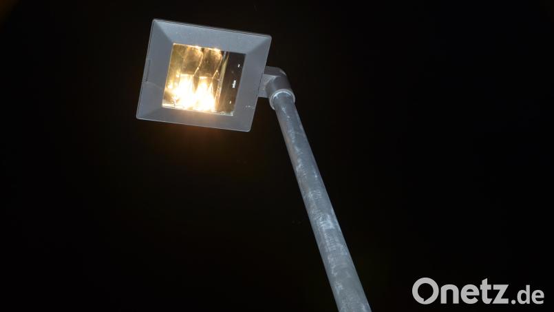 Anders als diese Straßenlampe auf dem Symbolbild blieben zahlreiche Exemplare in Mitterteich zuletzt dunkel – und das offenbar über mehrere Tage. Symbolbild: dob