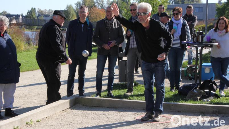 Bei der ersten Boule-Meisterschaft wurde auf hohem Niveau gespielt. Im Bild Peter Neuner, dessen Team den Sieg bei den Herren erringen konnte. Bild: kro