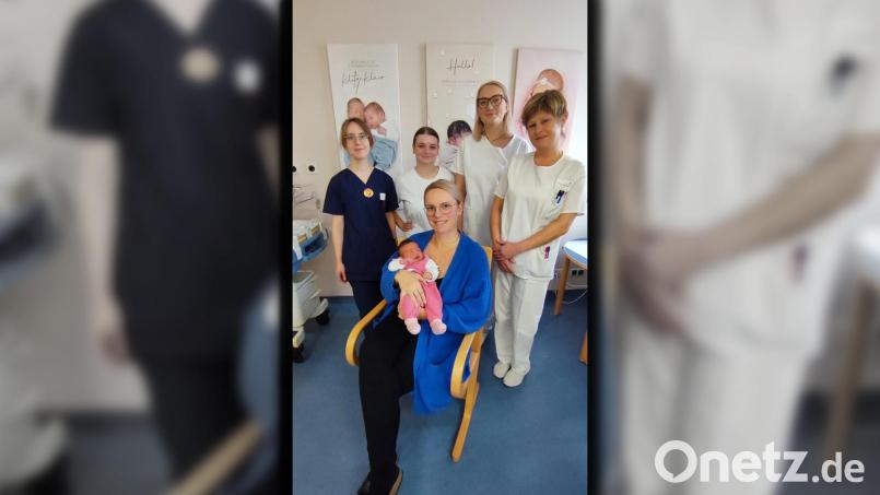 Mona Kan (vorne, Mitte) freut sich über ihr Weihnachtsbaby Olivia. Zu dem Mädchen gratulierten (von links) Hebamme Vivien Neudert, Assistenzärztin Antonia Schuller, Oberärztin Dr. Gabriela Dinu und Stationsschwester Jeanette Meixner. Bild: Janina Rosenau, Kliniken Nordoberpfalz